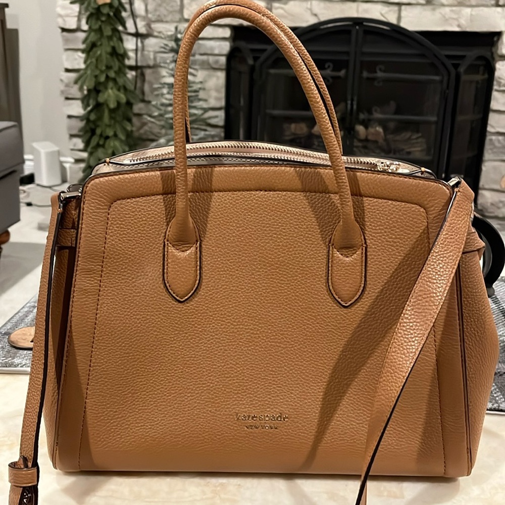 Kate Spade like new shoulder bag. Has no signs of wear. Not from outlet.
